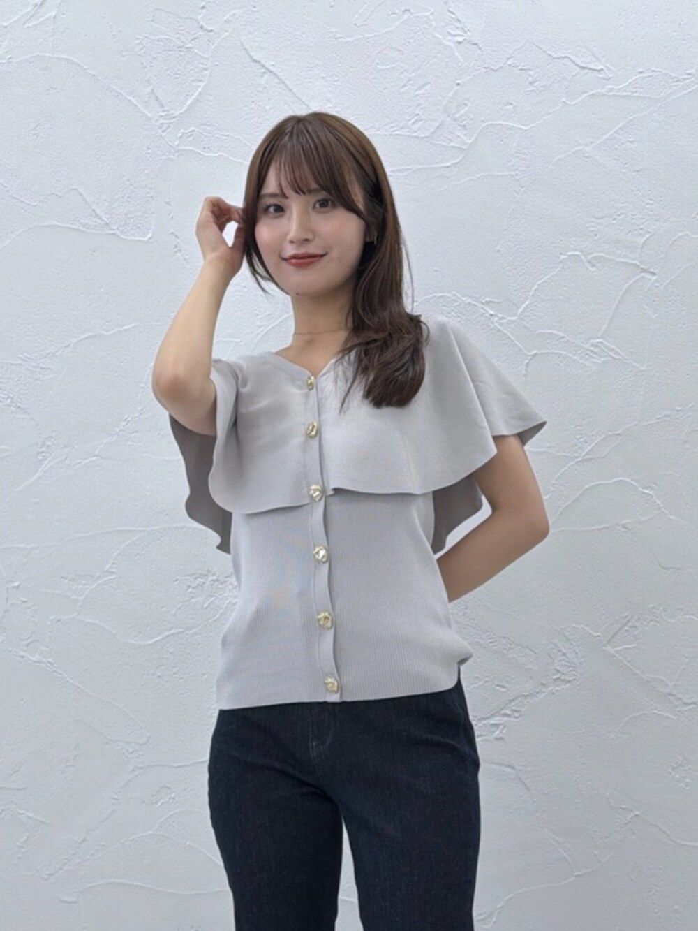 グレー系のカーディガン/ボレロ、ブラック系のデニムパンツを着用したレディースの夏コーディネートの3枚目の写真
