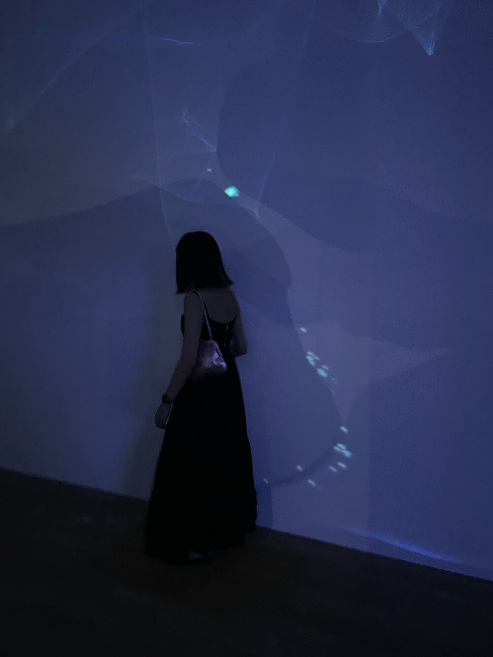 ピンク系のハンドバッグ、ブラック系のサンダル、ホワイト系のネックレスを着用したレディースの夏コーディネートの2枚目の写真