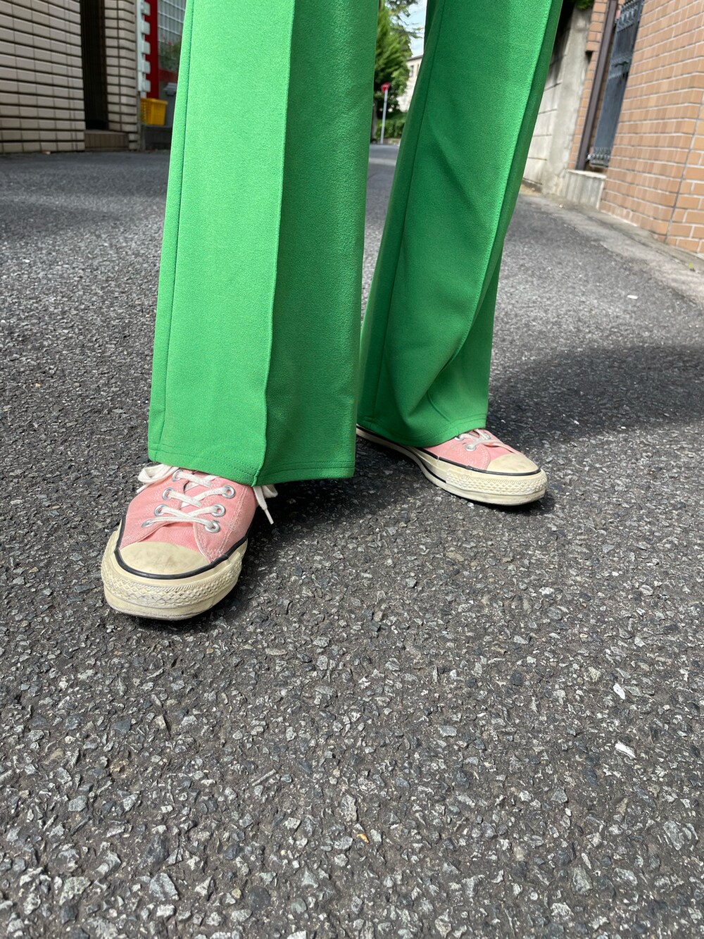 「スニーカー、ニット、コンバース、グリーン、ブルー、ストリート、HARE、レイヤードスタイル、個性派、フレアパンツ、バケットハット、低身長、ラカル、wearhalloween2021、バッジ」｜「RACALのRACAL/Paper knit bucket hat（ハット、ホワイト系）」を使った、Emanon(エマノン)ミュージシャンさん（メンズ・167cm）の秋コーディネートの3枚目の写真