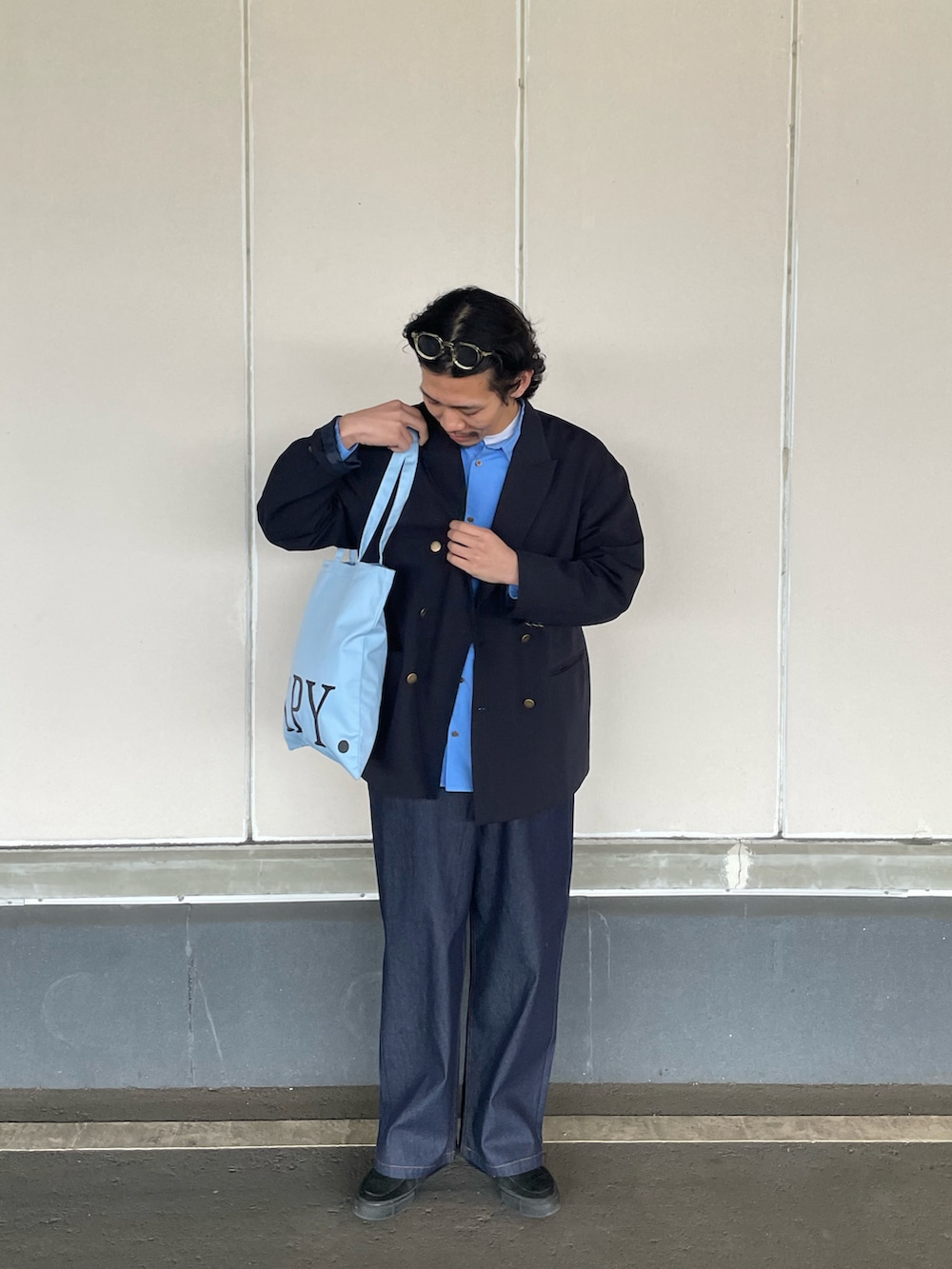 ブラック系のスニーカー、ブルー系のテーラードジャケット、ブルー系のシャツ/ブラウスを着用したメンズの春コーディネートの2枚目の写真