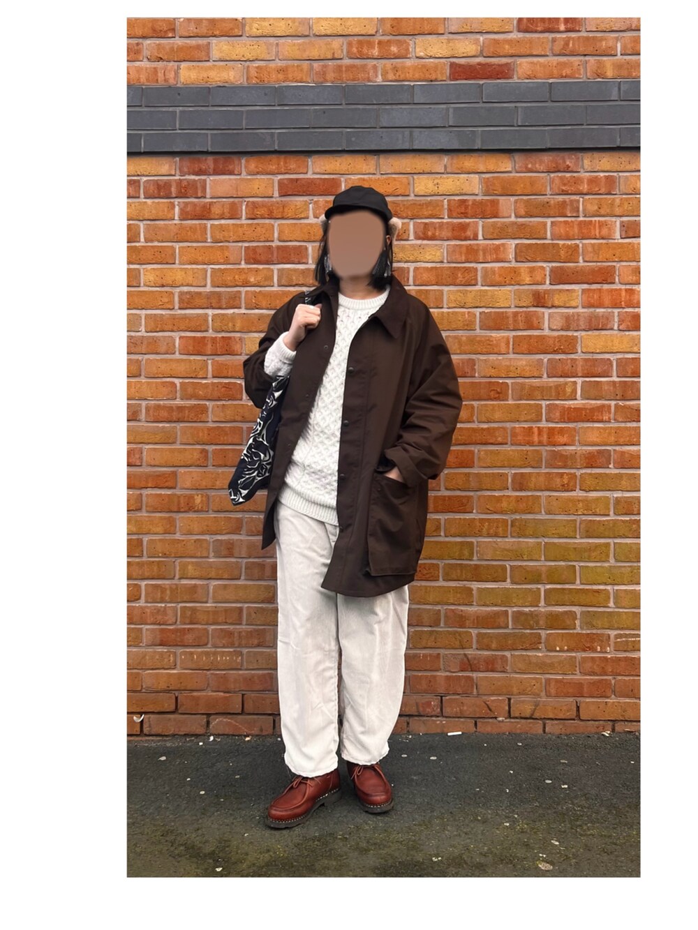 ブルー系のニット/セーター、ホワイト系のパンツ、ブルー系のエコバッグ/サブバッグを着用したレディースの春コーディネートの2枚目の写真