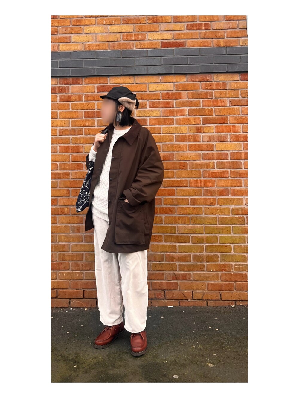 ブルー系のニット/セーター、ホワイト系のパンツ、ブルー系のエコバッグ/サブバッグを着用したレディースの春コーディネートの3枚目の写真