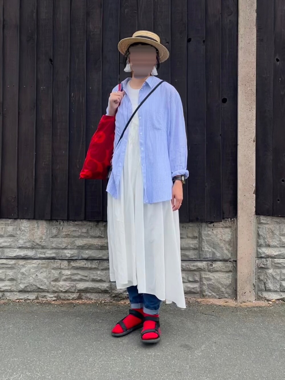 ブラック系のサンダル、レッド系のトートバッグ、ブルー系のシャツ/ブラウスを着用したレディースの春コーディネートの3枚目の写真