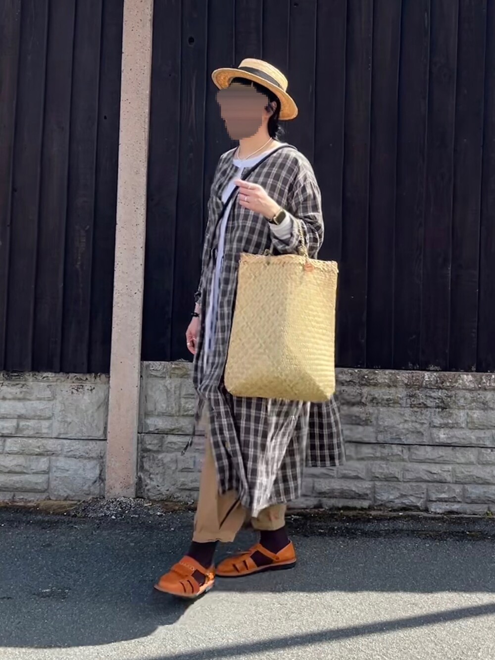 ブラウン系のサンダルを着用したレディースの春コーディネートの3枚目の写真