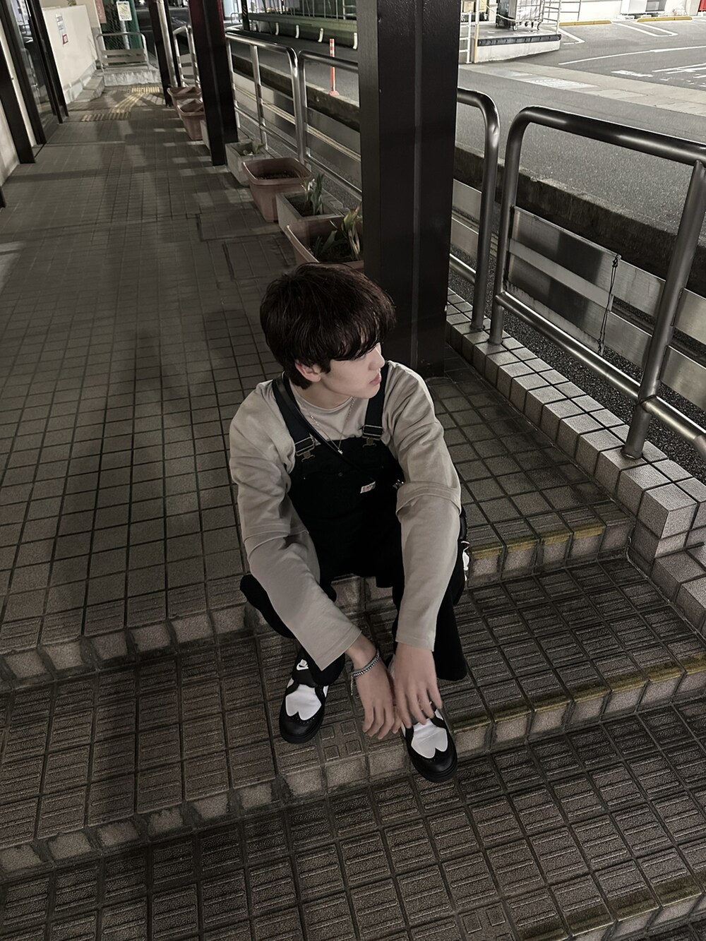 ブラック系のオールインワン・サロペット、ブラック系のスニーカーを着用したメンズの春コーディネートの2枚目の写真