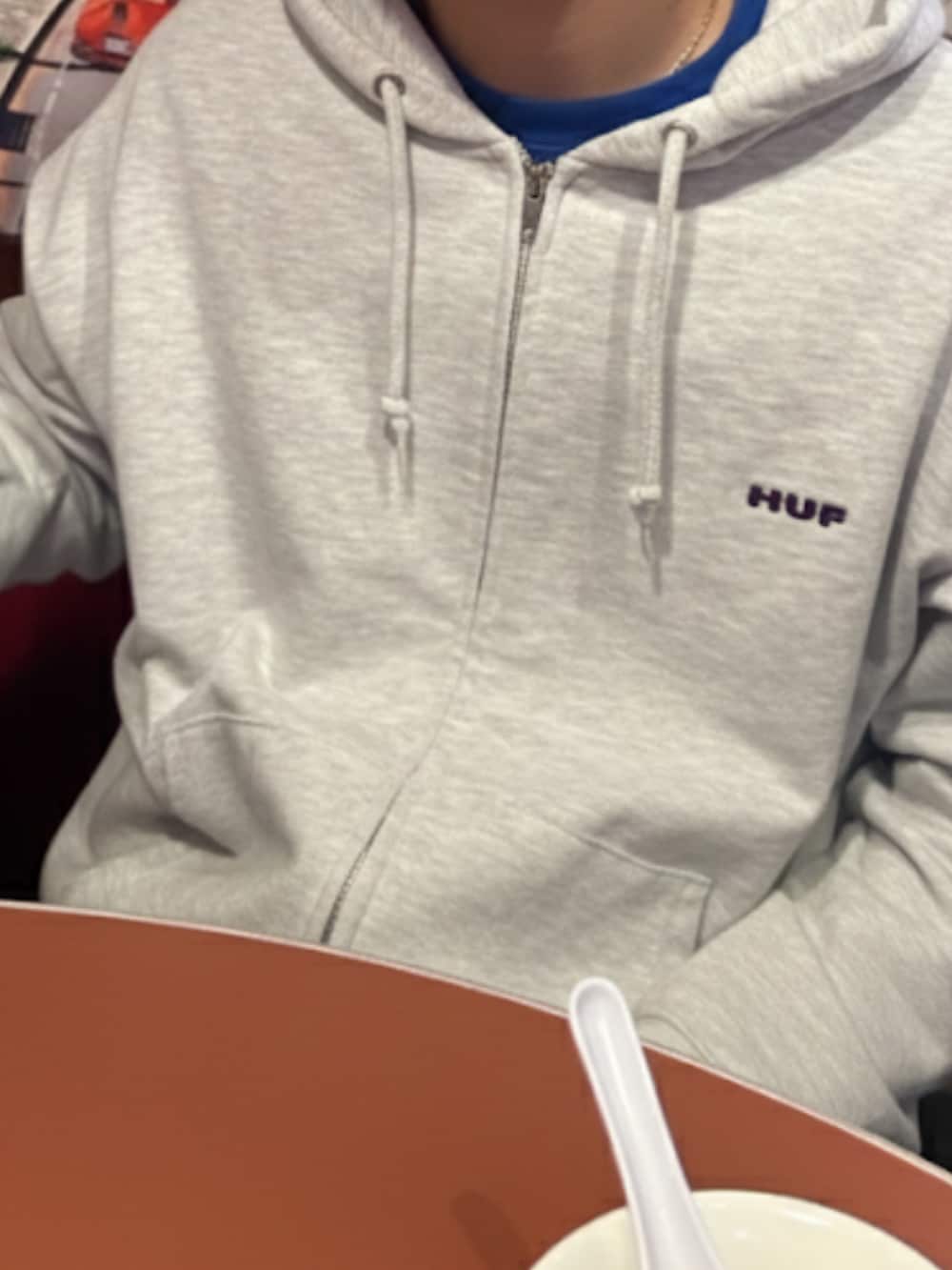 グレー系のパーカー、グレー系のその他パンツを着用したメンズの冬コーディネートの2枚目の写真