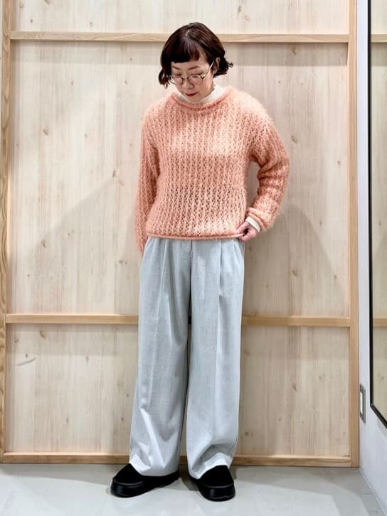 ピンク系のニット/セーターを着用したレディースの冬コーディネートの2枚目の写真