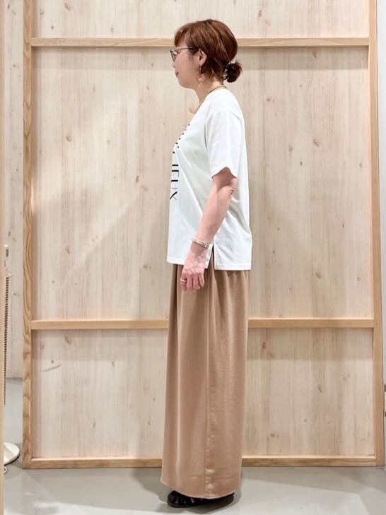ホワイト系のTシャツ/カットソー、ベージュ系のその他パンツ、ブラック系のトートバッグを着用したレディースの夏コーディネートの7枚目の写真