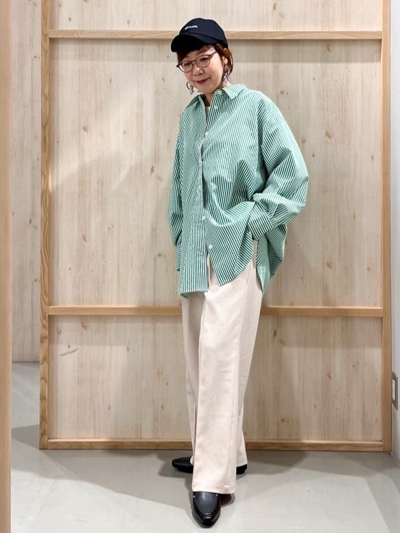 グリーン系のシャツ/ブラウス、ベージュ系のその他パンツ、ブラック系のパンプスを着用したレディースの春コーディネートの4枚目の写真