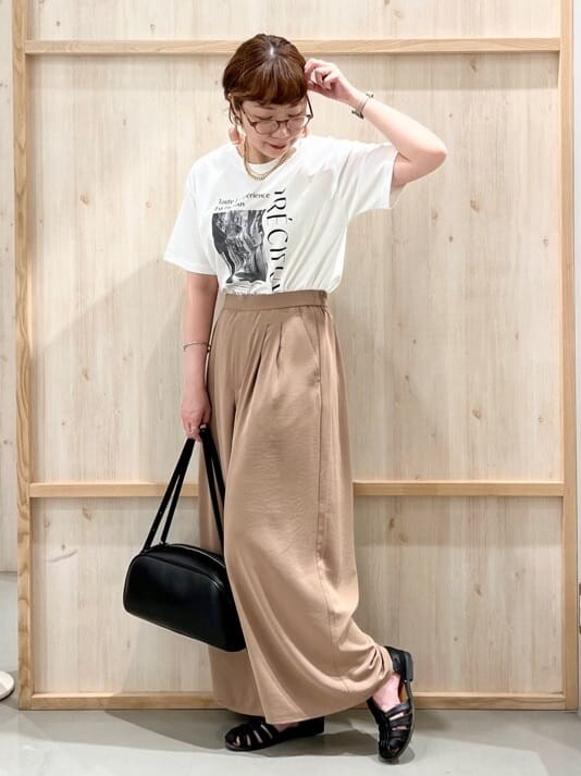 ホワイト系のTシャツ/カットソー、ベージュ系のその他パンツ、ブラック系のトートバッグを着用したレディースの夏コーディネートの4枚目の写真