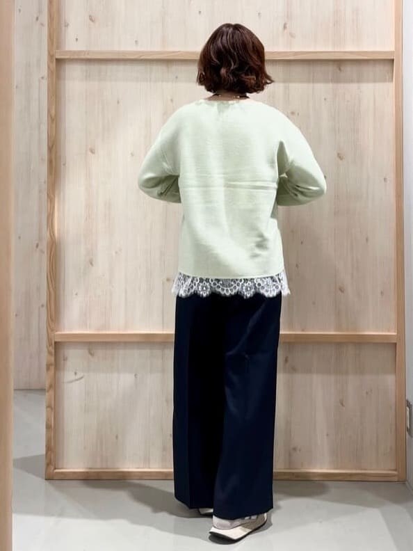 グリーン系のニット/セーター、ホワイト系のタンクトップ、ブルー系のその他パンツを着用したレディースの冬コーディネートの7枚目の写真