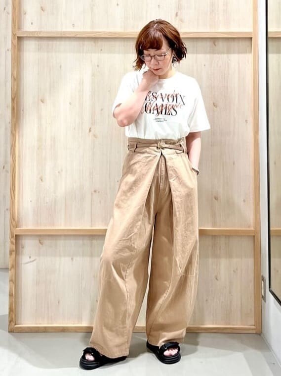 ホワイト系のTシャツ/カットソー、ベージュ系のその他パンツ、ブラック系のハンドバッグを着用したレディースの夏コーディネートの4枚目の写真