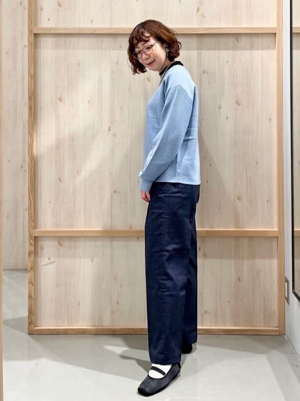 ブルー系のニット/セーター、ブルー系のその他パンツ、ブラック系のその他シューズを着用したレディースの冬コーディネートの4枚目の写真