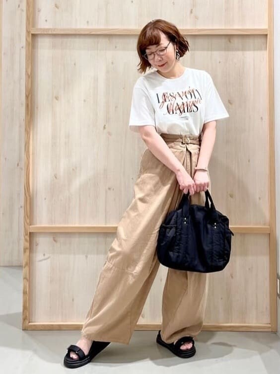 ホワイト系のTシャツ/カットソー、ベージュ系のその他パンツ、ブラック系のハンドバッグを着用したレディースの夏コーディネートの3枚目の写真