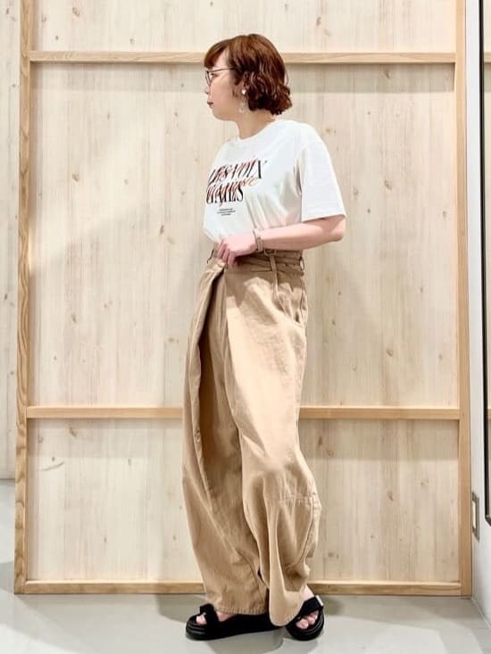ホワイト系のTシャツ/カットソー、ベージュ系のその他パンツ、ブラック系のハンドバッグを着用したレディースの夏コーディネートの6枚目の写真