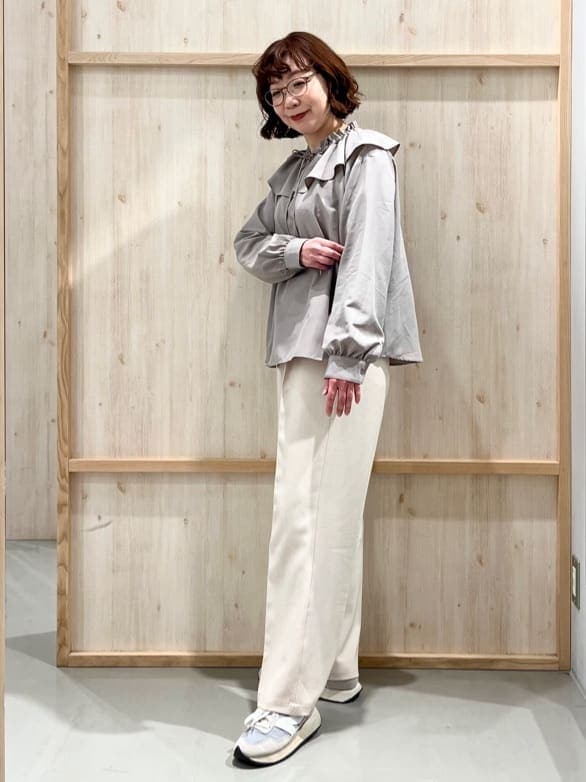 ベージュ系のシャツ/ブラウス、ベージュ系のその他パンツ、ブルー系のショルダーバッグを着用したレディースの春コーディネートの4枚目の写真