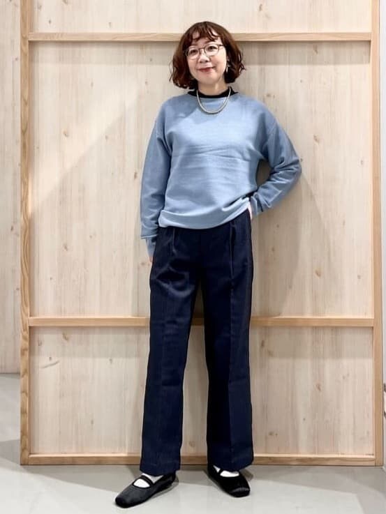 ブルー系のニット/セーター、ブルー系のその他パンツ、ブラック系のその他シューズを着用したレディースの冬コーディネートの2枚目の写真