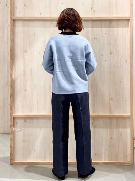 ブルー系のニット/セーター、ブルー系のその他パンツ、ブラック系のその他シューズを着用したレディースの冬コーディネートの5枚目の写真