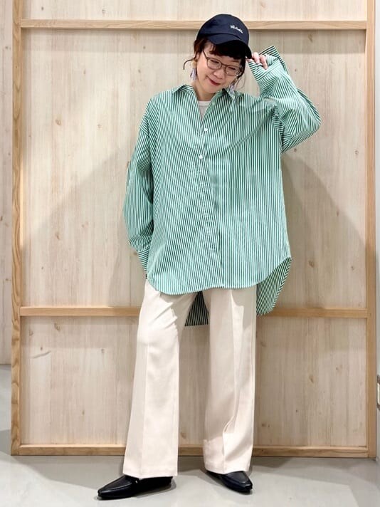 グリーン系のシャツ/ブラウス、ベージュ系のその他パンツ、ブラック系のパンプスを着用したレディースの春コーディネートの3枚目の写真