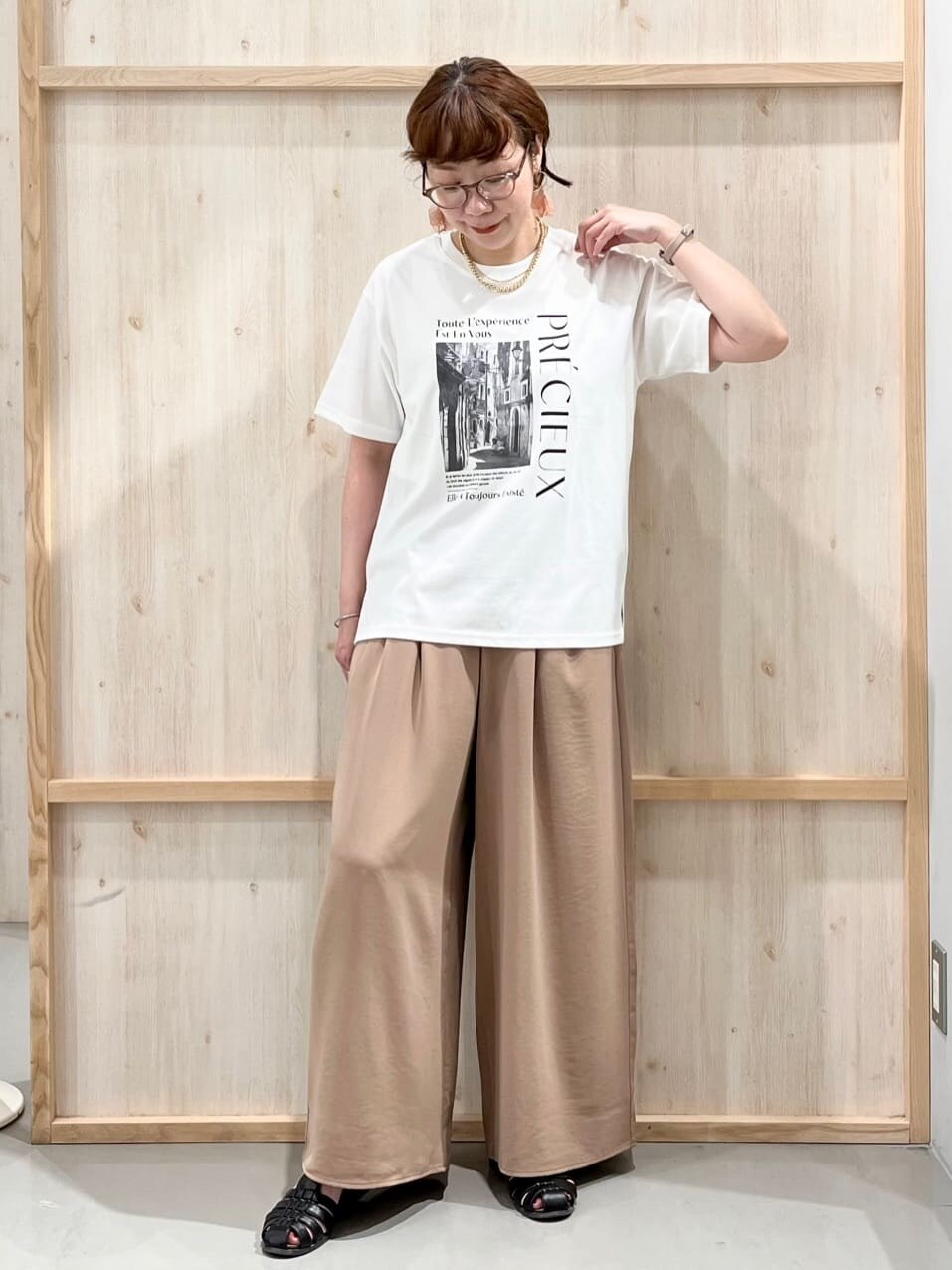 ホワイト系のTシャツ/カットソー、ベージュ系のその他パンツ、ブラック系のトートバッグを着用したレディースの夏コーディネートの5枚目の写真
