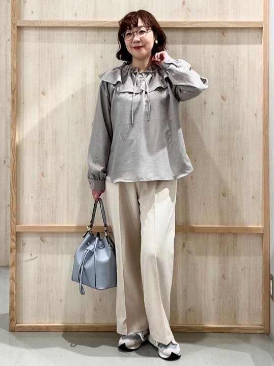 ベージュ系のシャツ/ブラウス、ベージュ系のその他パンツ、ブルー系のショルダーバッグを着用したレディースの春コーディネートの3枚目の写真