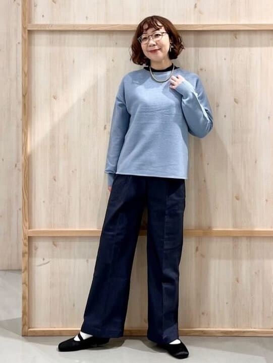 ブルー系のニット/セーター、ブルー系のその他パンツ、ブラック系のその他シューズを着用したレディースの冬コーディネートの3枚目の写真