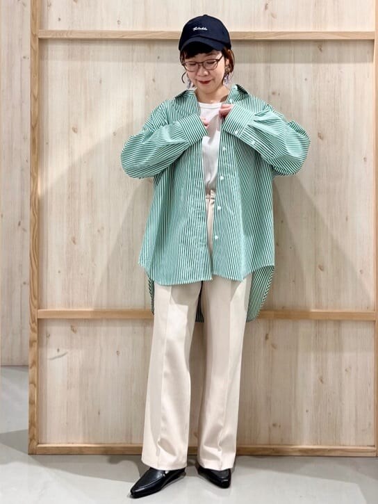 グリーン系のシャツ/ブラウス、ベージュ系のその他パンツ、ブラック系のパンプスを着用したレディースの春コーディネートの8枚目の写真