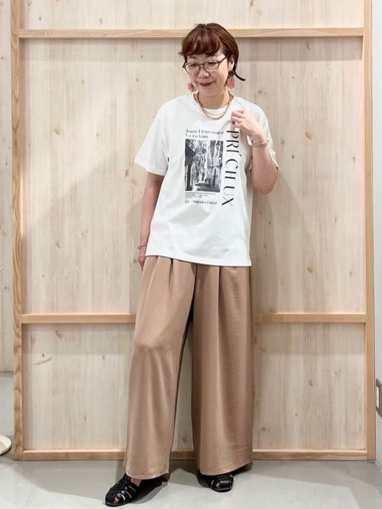 ホワイト系のTシャツ/カットソー、ベージュ系のその他パンツ、ブラック系のトートバッグを着用したレディースの夏コーディネートの6枚目の写真