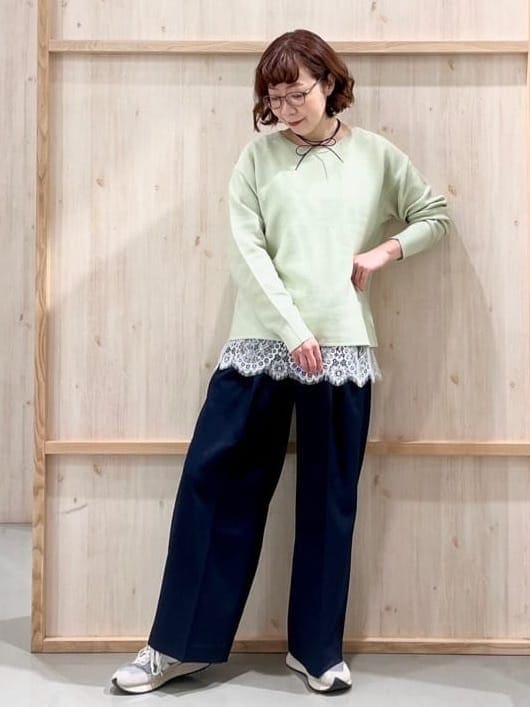 グリーン系のニット/セーター、ホワイト系のタンクトップ、ブルー系のその他パンツを着用したレディースの冬コーディネートの4枚目の写真