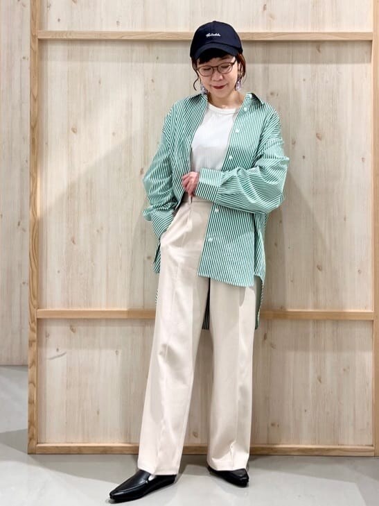 グリーン系のシャツ/ブラウス、ベージュ系のその他パンツ、ブラック系のパンプスを着用したレディースの春コーディネートの9枚目の写真