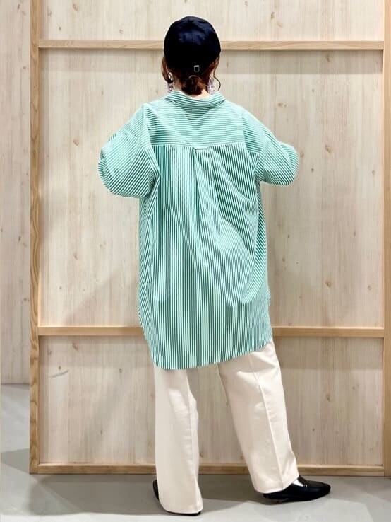 グリーン系のシャツ/ブラウス、ベージュ系のその他パンツ、ブラック系のパンプスを着用したレディースの春コーディネートの6枚目の写真