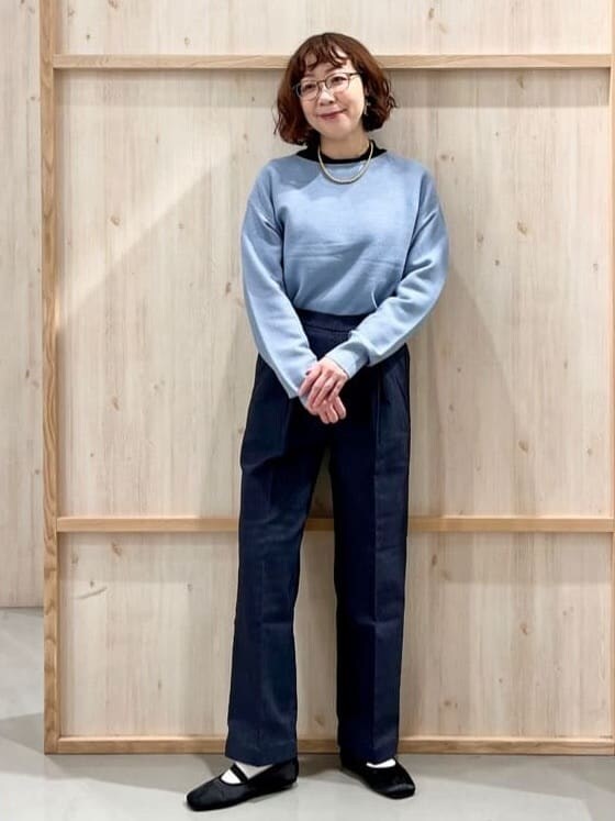 ブルー系のニット/セーター、ブルー系のその他パンツ、ブラック系のその他シューズを着用したレディースの冬コーディネートの6枚目の写真