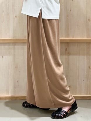 ホワイト系のTシャツ/カットソー、ベージュ系のその他パンツ、ブラック系のトートバッグを着用したレディースの夏コーディネートの8枚目の写真