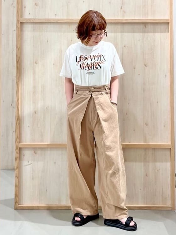 ホワイト系のTシャツ/カットソー、ベージュ系のその他パンツ、ブラック系のハンドバッグを着用したレディースの夏コーディネートの5枚目の写真