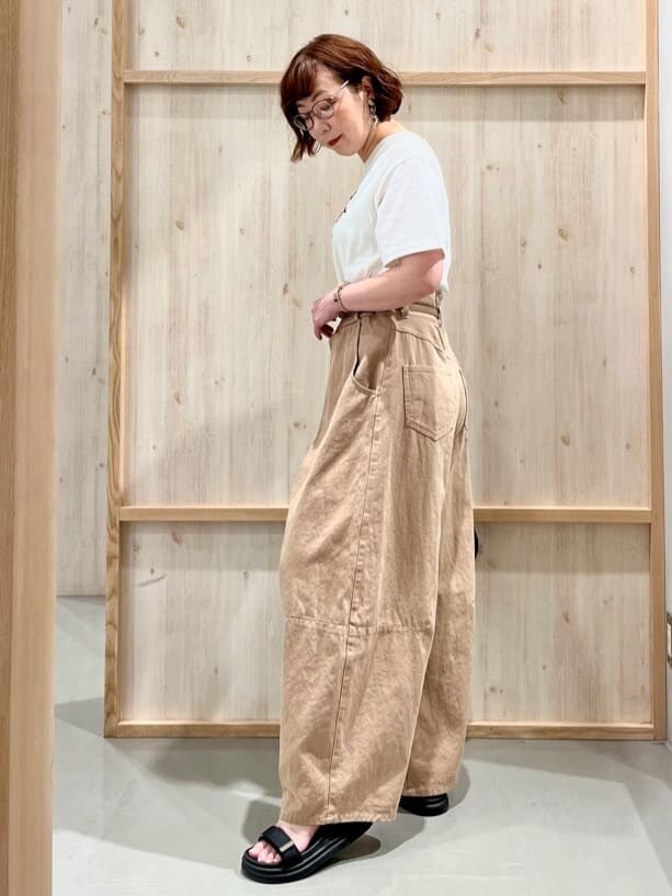 ホワイト系のTシャツ/カットソー、ベージュ系のその他パンツ、ブラック系のハンドバッグを着用したレディースの夏コーディネートの8枚目の写真