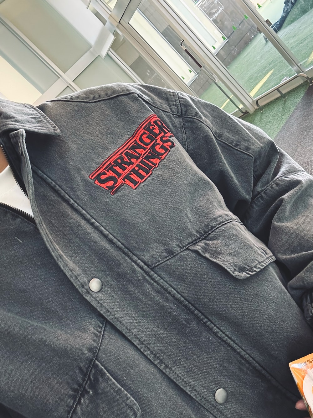 グレー系のブルゾンを着用したメンズの冬コーディネートの2枚目の写真