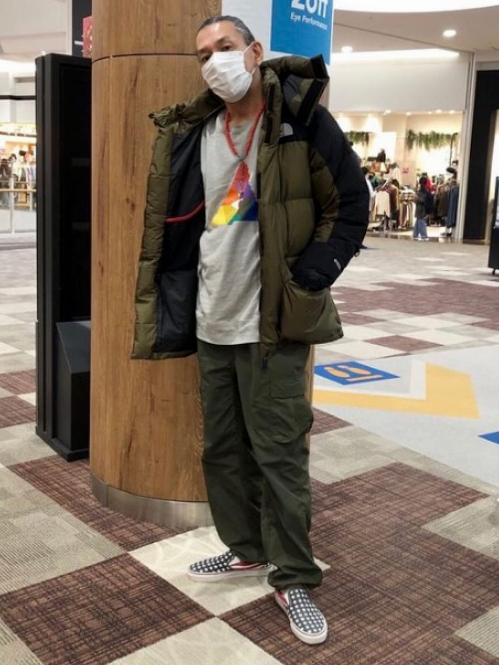 イエロー系のダウンジャケット/コートを着用したメンズの冬コーディネートの2枚目の写真