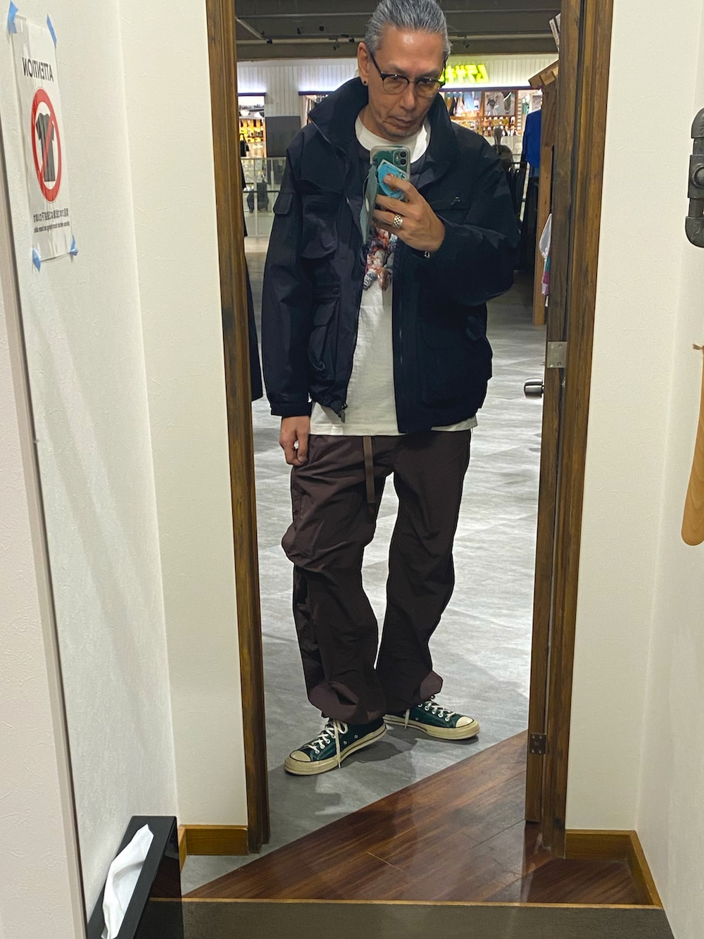 ブラック系のブルゾン、グリーン系のスニーカー、ブラウン系のその他パンツを着用したメンズの冬コーディネートの3枚目の写真