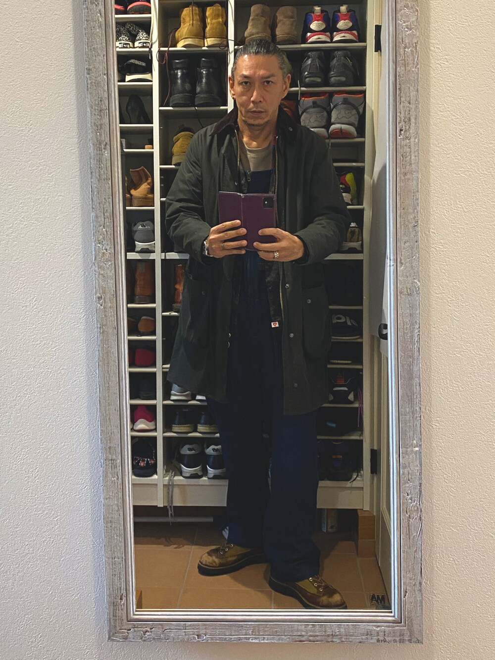 ブルー系のサロペット/オーバーオールを着用したメンズの冬コーディネートの2枚目の写真