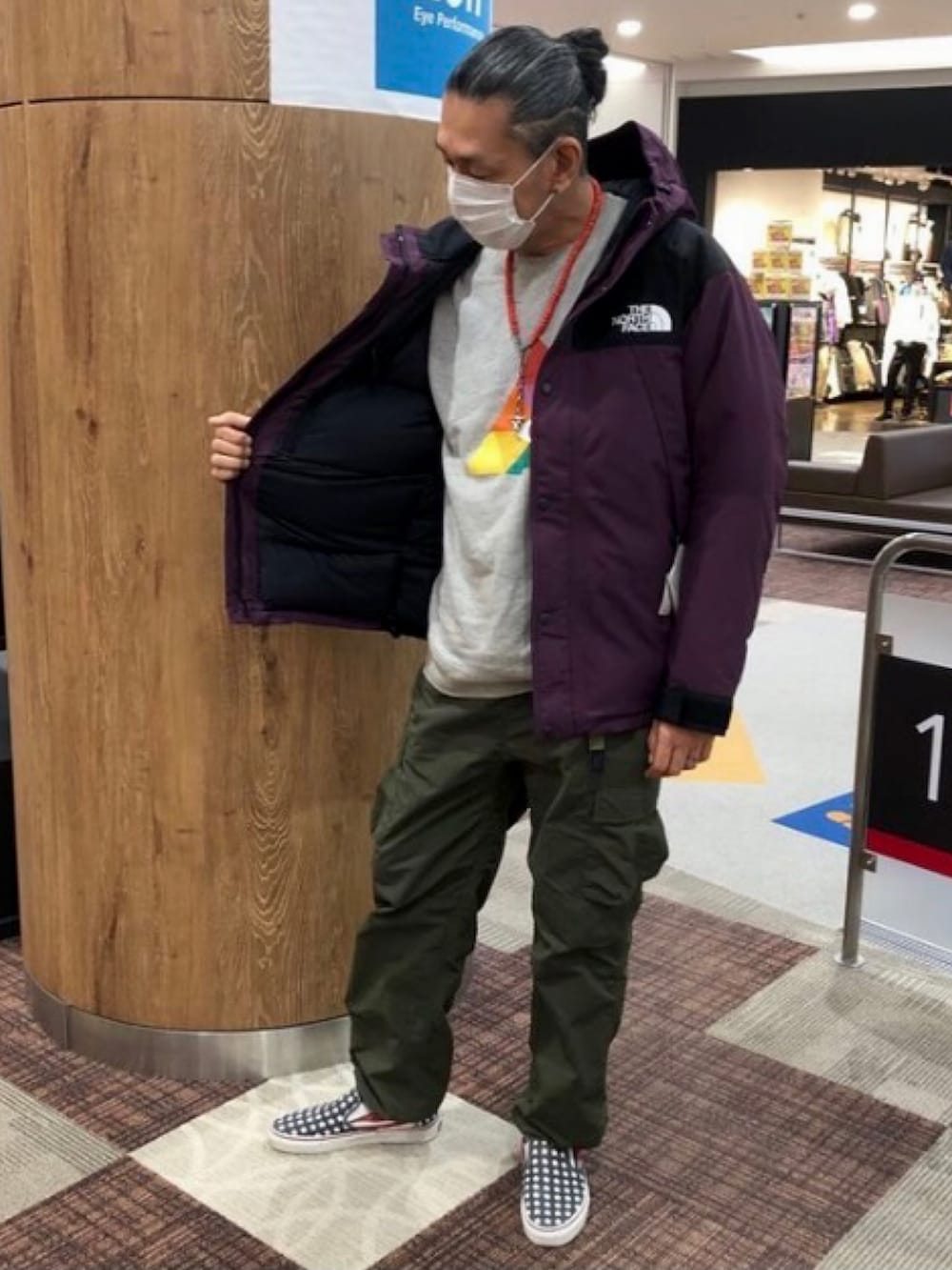 イエロー系のダウンジャケット/コートを着用したメンズの冬コーディネートの3枚目の写真