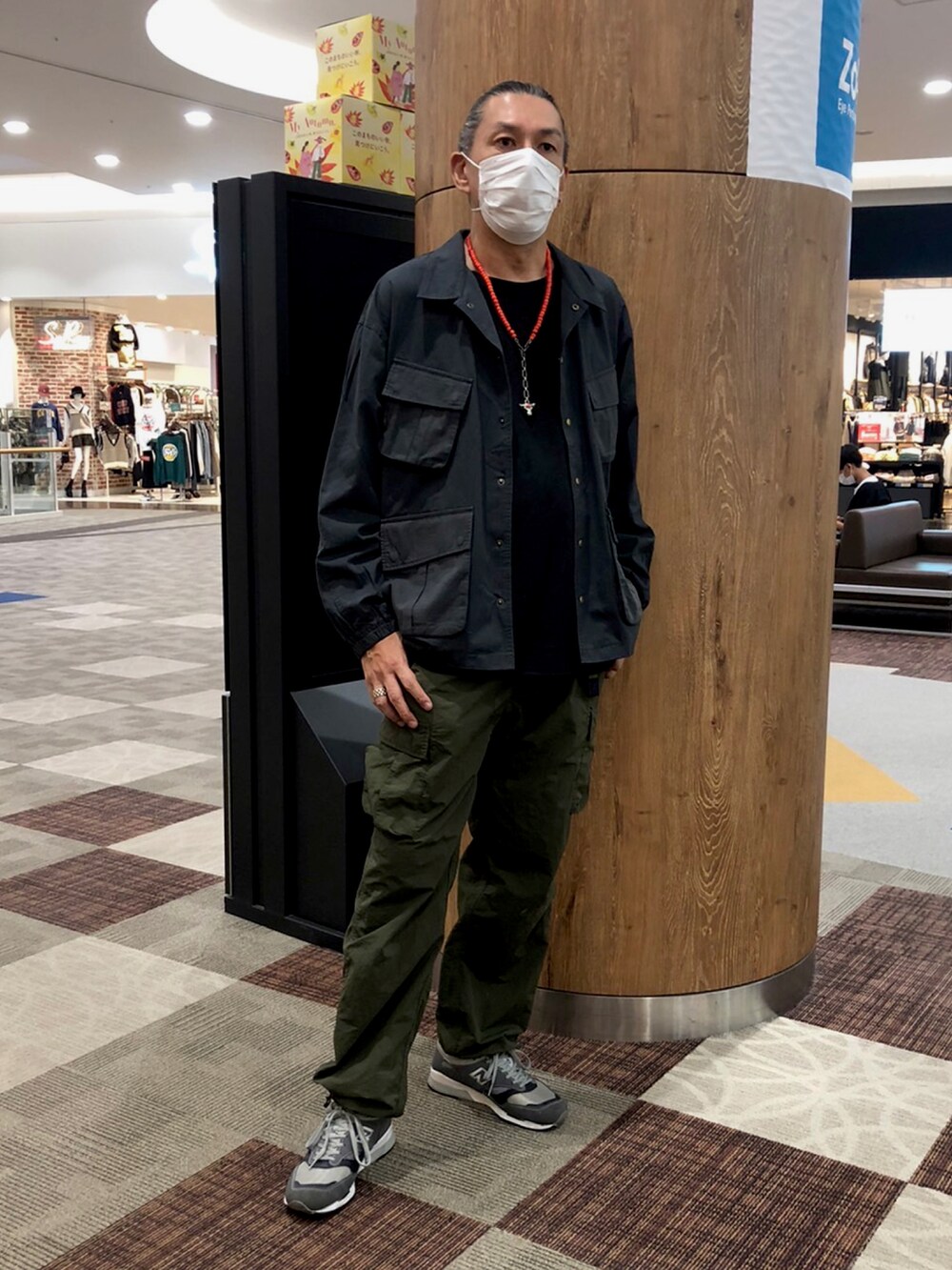 グレー系のブルゾン、グリーン系のその他パンツを着用したメンズの冬コーディネートの2枚目の写真