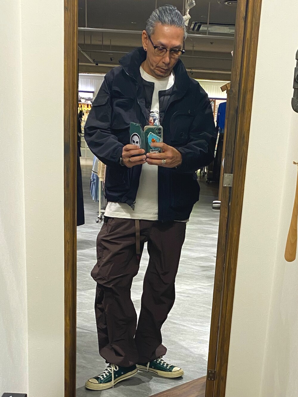 ブラック系のブルゾン、グリーン系のスニーカー、ブラウン系のその他パンツを着用したメンズの冬コーディネートの2枚目の写真