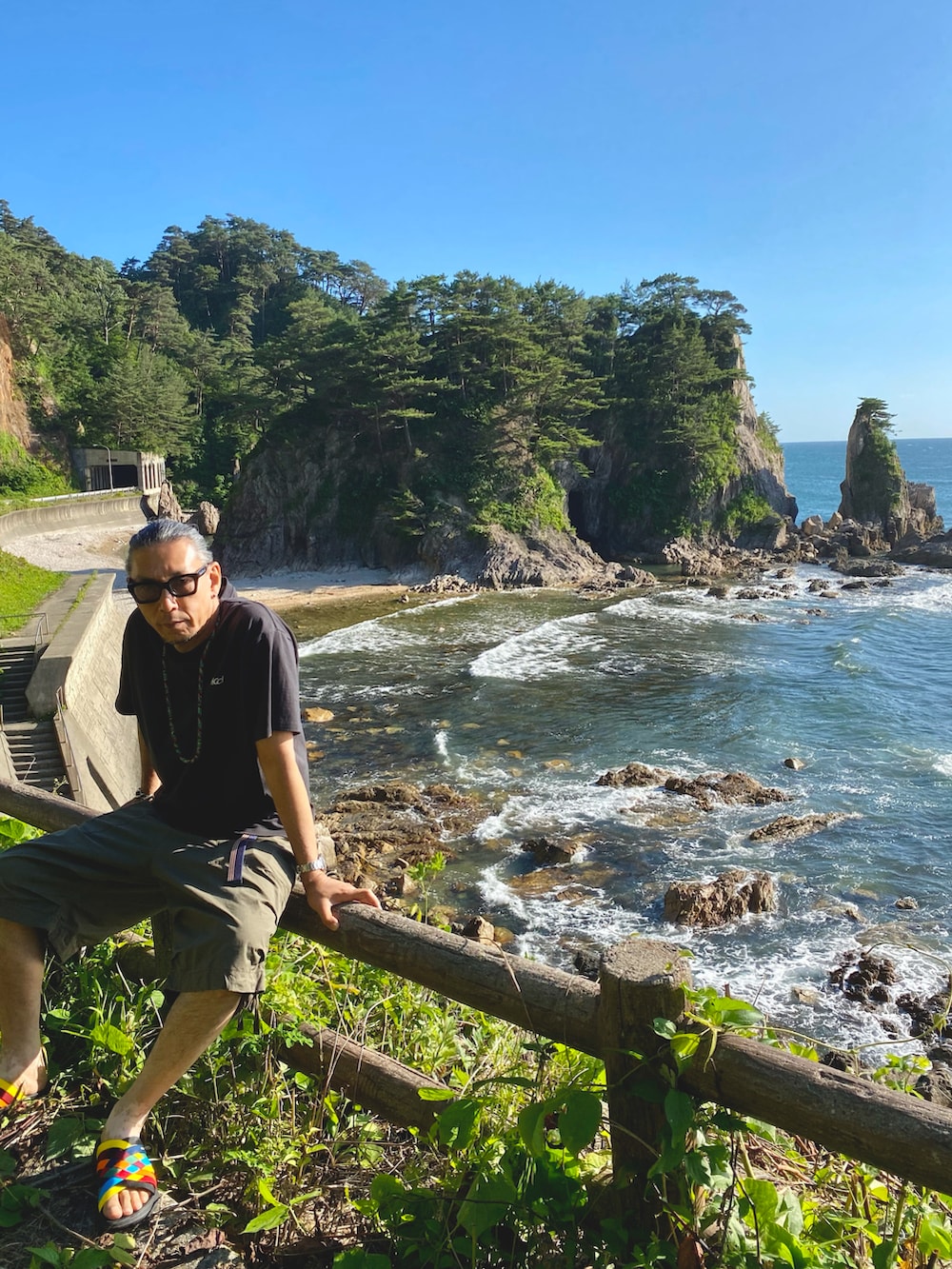 ブラック系のTシャツ/カットソー、グリーン系のその他パンツ、その他のサンダルを着用したメンズの夏コーディネートの2枚目の写真