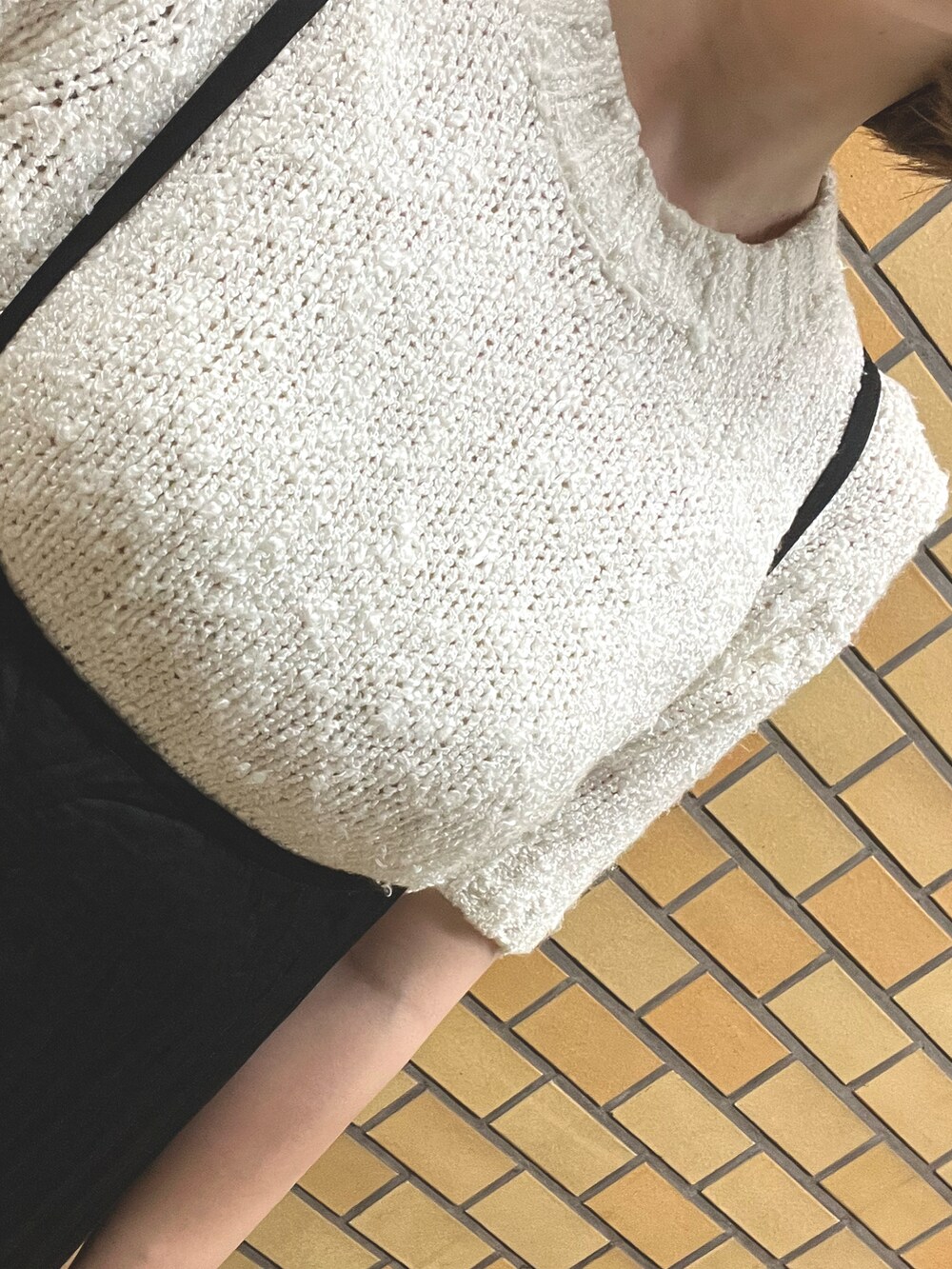 ホワイト系のニット/セーターを着用したレディースの夏コーディネートの2枚目の写真