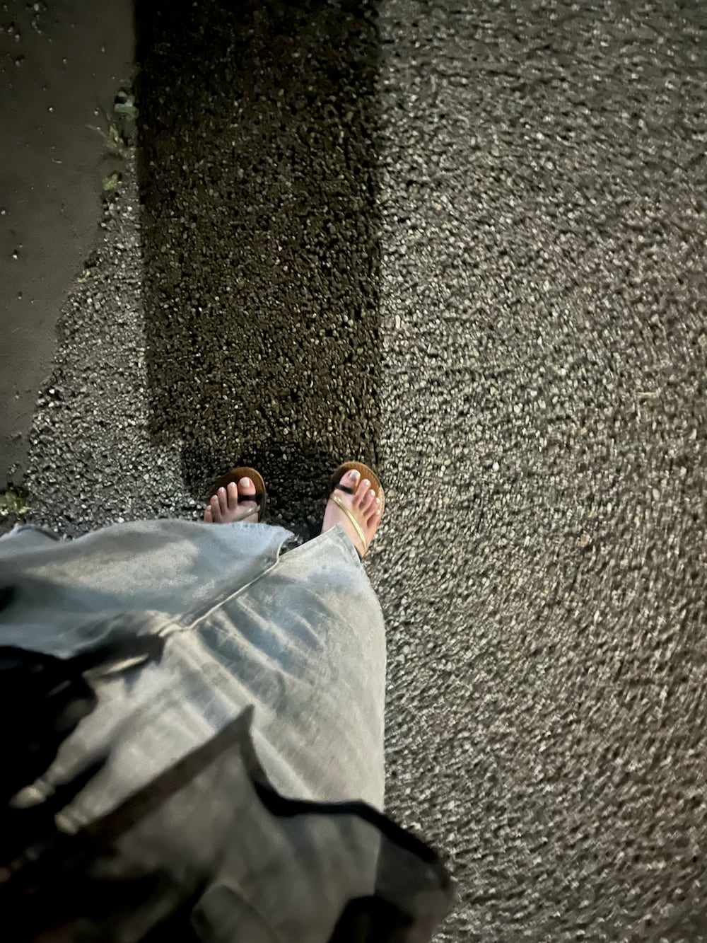 ブラック系のショルダーバッグ、ブルー系のデニムスカート、ブラック系のシャツ/ブラウスを着用したレディースの夏コーディネートの2枚目の写真