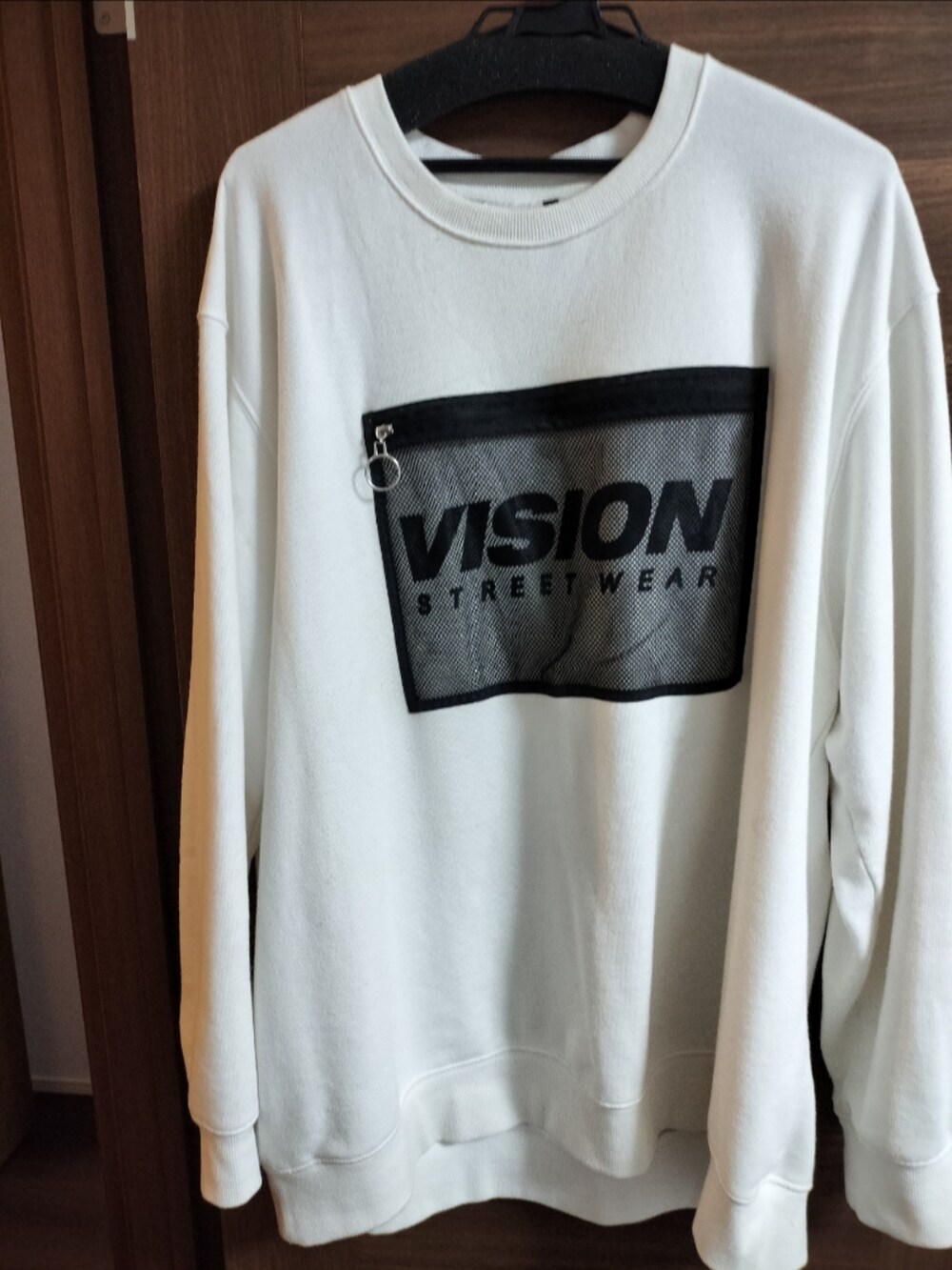 ホワイト系のニット/セーター、ブラック系のスウェットパンツ、ホワイト系のスニーカーを着用したメンズの春コーディネートの2枚目の写真