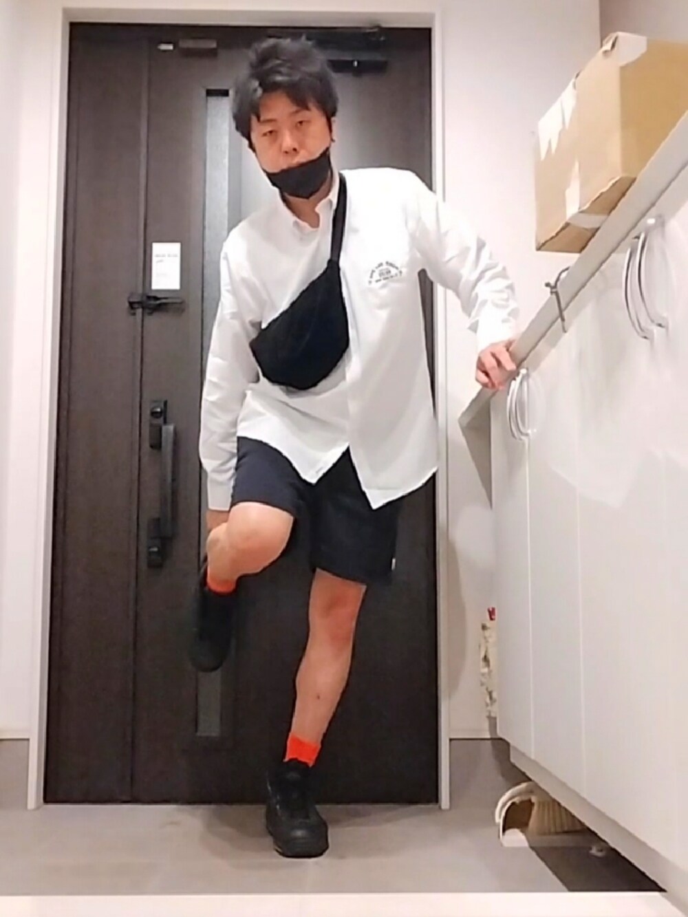 ホワイト系のシャツ/ブラウス、ブラック系のボディバッグ/ウエストポーチ、ブラック系のスニーカーを着用したメンズの秋コーディネートの2枚目の写真