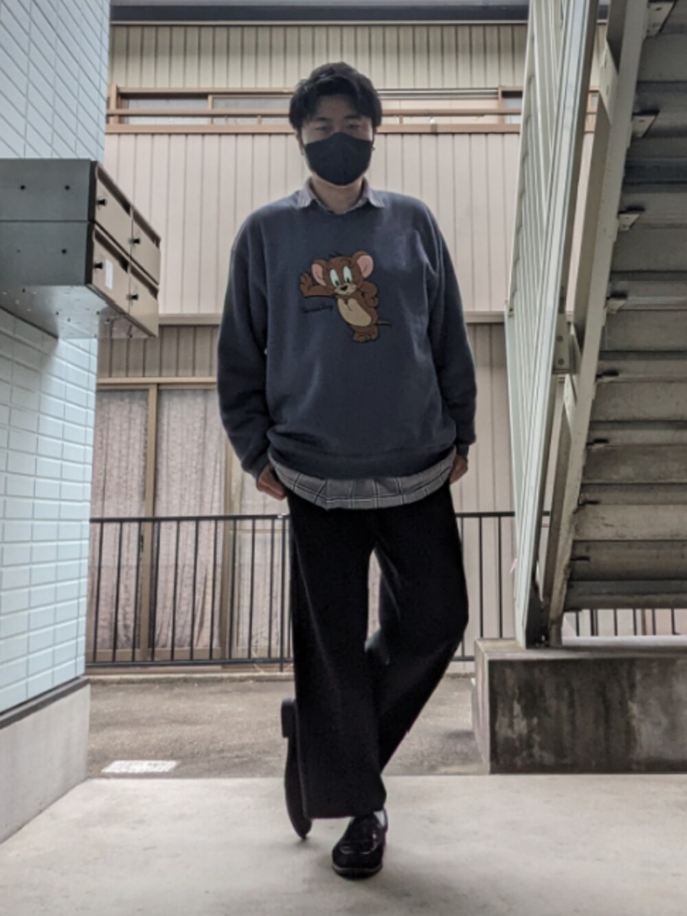 ブラック系のローファー、ブラック系のスラックス、ブルー系のスウェットを着用したメンズの冬コーディネートの2枚目の写真