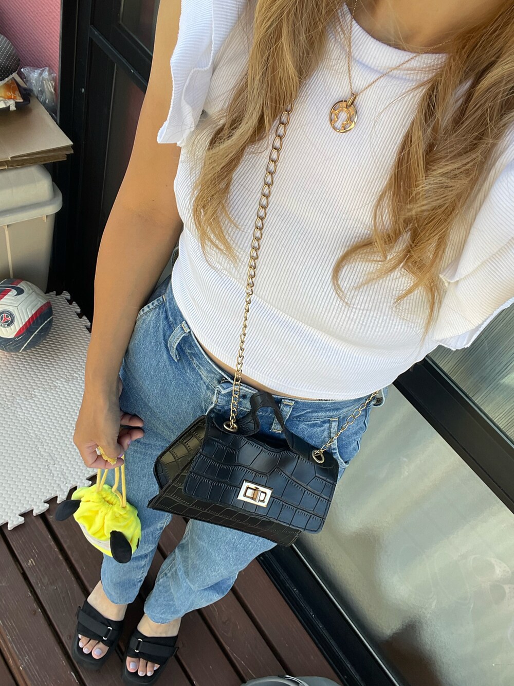 ホワイト系のTシャツ/カットソー、イエロー系のポーチを着用したレディースの秋コーディネートの2枚目の写真