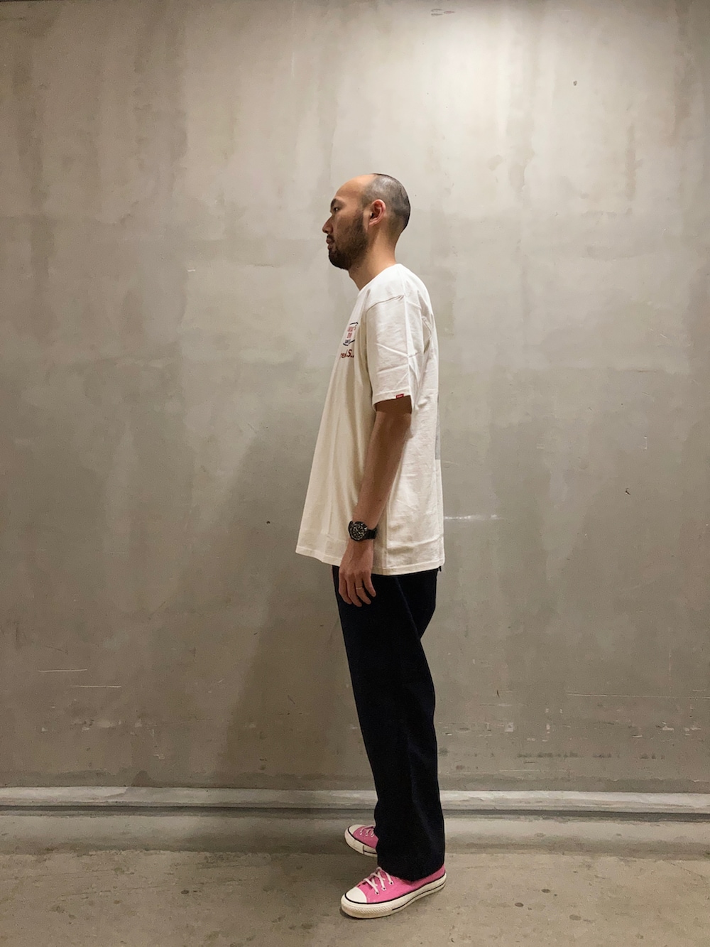 ホワイト系のTシャツ/カットソー、ブルー系のその他パンツを着用したメンズの夏コーディネートの2枚目の写真